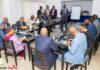 Pilotage de l’action publique : la Primature resserre sa stratégie et fixe un nouveau cap À Conakry, la Primature engage une remise à plat de son fonctionnement pour gagner en efficacité. Le lundi 4 mai 2026, le ministre directeur de cabinet, Dr Daouda Kamissoko, a réuni les membres du cabinet du Premier ministre, Amadou Oury Bah, autour d’une séance de travail stratégique à huis clos. Objectif affiché : passer au crible les mécanismes internes de l’institution et poser les bases d’une nouvelle feuille de route, mieux alignée sur les exigences de performance et de coordination de l’action gouvernementale. Organisée sous forme de brainstorming, la rencontre a permis de conduire un diagnostic sans complaisance des pratiques en cours. Les participants ont examiné les leviers d’amélioration du pilotage gouvernemental, avec un accent particulier sur la qualité du service public, la fluidité des circuits décisionnels et l’efficacité de la coordination interministérielle. Cette initiative s’inscrit dans une dynamique de recentrage stratégique de la Primature, appelée à jouer un rôle clé dans la mise en œuvre des politiques publiques. En toile de fond, une ambition claire : renforcer la cohérence de l’action gouvernementale et accélérer la délivrance de résultats concrets au bénéfice des citoyens. À travers cet exercice d’introspection, l’exécutif entend affiner ses priorités et consolider un mode de gouvernance plus rigoureux, dans un contexte où les attentes en matière de performance publique n’ont jamais été aussi élevées.