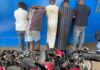 CONAKRY : NEUF MOTOS TVS RETROUVÉES À LAMBANYI, CINQ SUSPECTS DÉFÉRÉS AU PARQUET